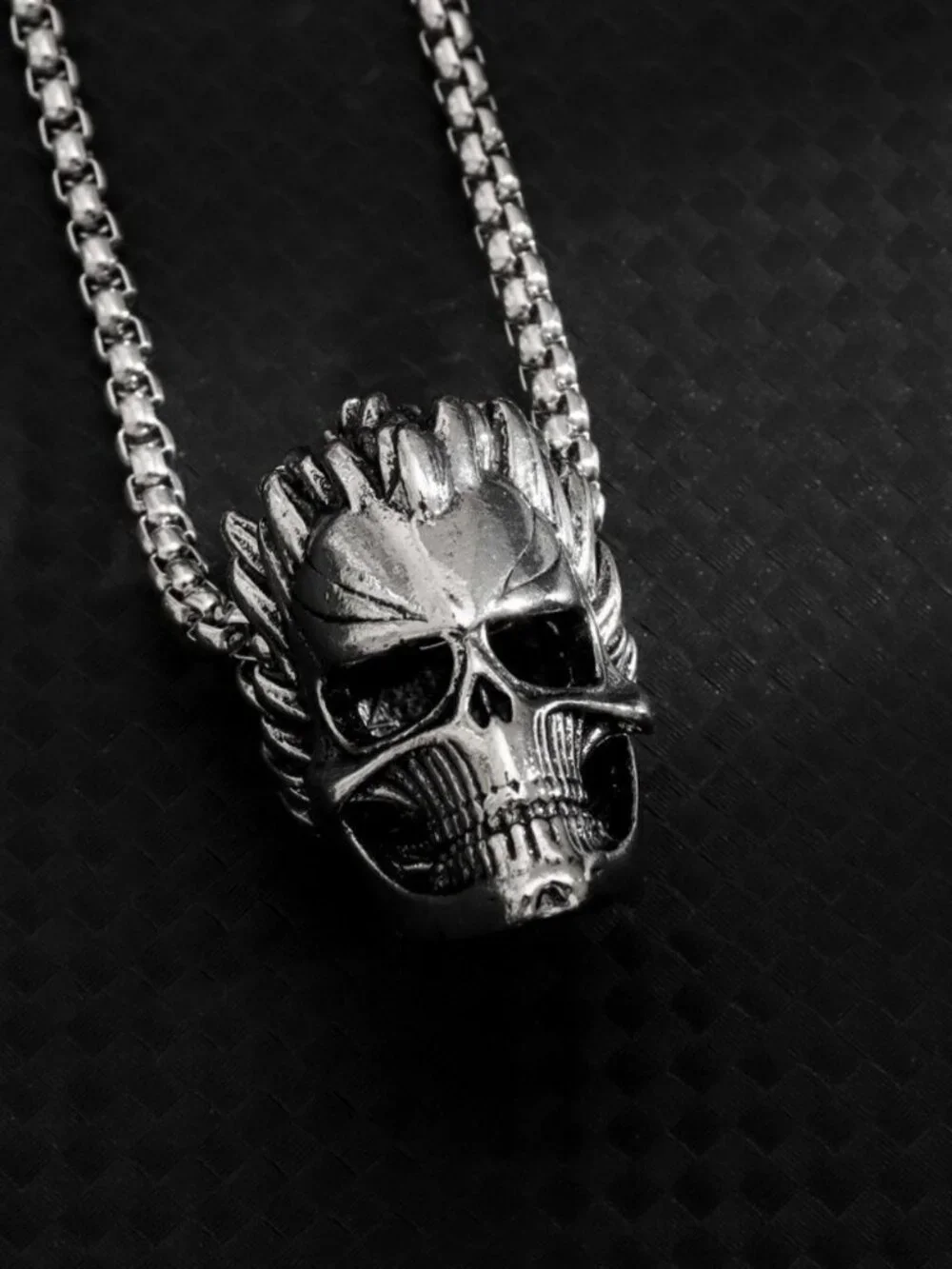 Mens edgy hip hop skull pendant necklace Polished silvery unisex